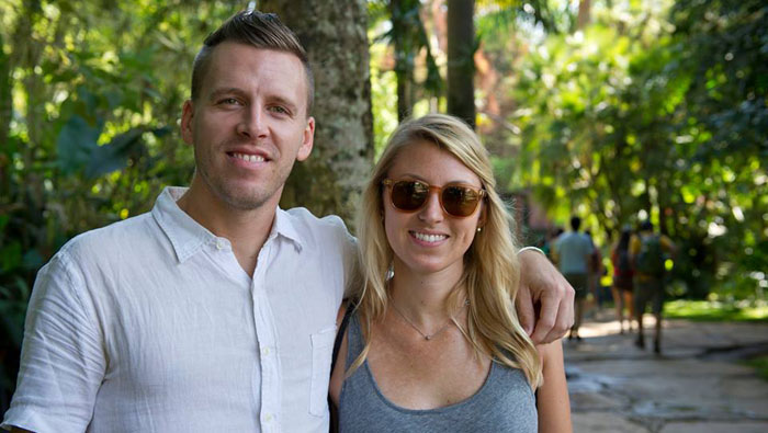 Casal de norte-americanos que viaja pela América do Sul não deixou o Inhotim de fora do roteiro. Foto: Rossana Magri