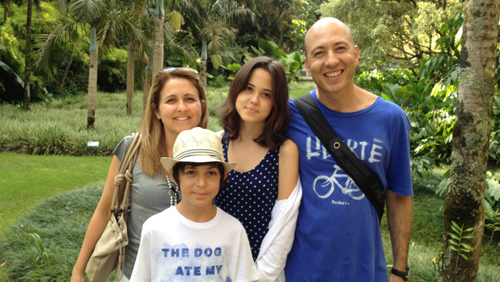 Patrícia e a família em visita ao Instituto. Foto: arquivo pessoal