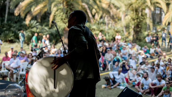 Naná Vasconcelos fez show nos jardins do Inhotim no domingo, como parte da programação do Inhotim em Cena. Foto: Daniela Paoliello.