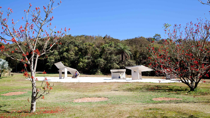 Pontos de ônibus recriados na obra "Desert Park", 2010, de Dominique Gonzalez-Foerster. Foto: Rossana Magri 