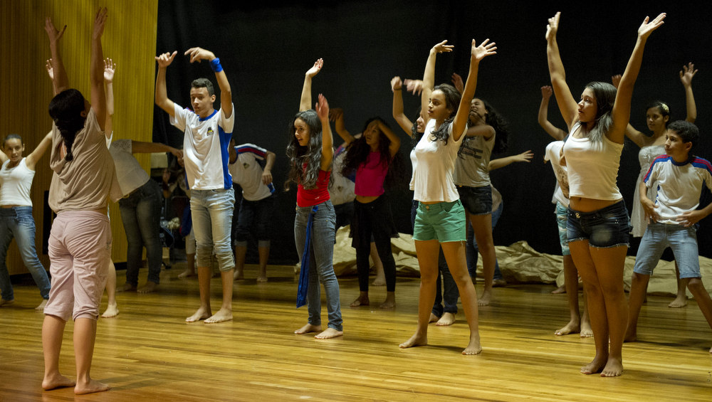 Durante todo o ano, jovens desenvolvem trabalhos e participam de oficinas no Inhotim. 