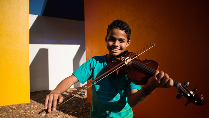 Segunda é dia dos jovens moradores da cidade de Brumadinho, integrantes da Escola de Cordas, subirem ao palco do Magic Square regidos pelo maestro César Timóteo. Foto: Daniela Paoliello